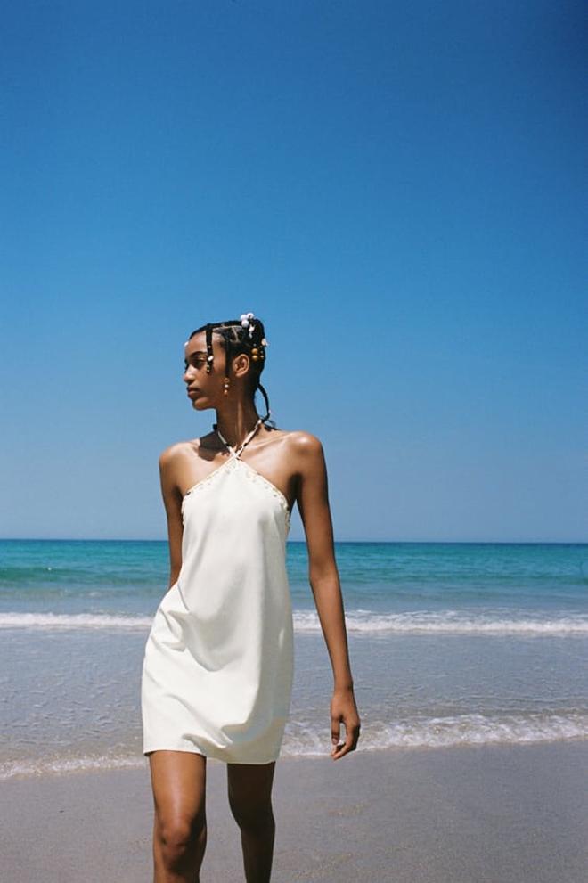 Vestido blanco corto con cuello halter de Zara