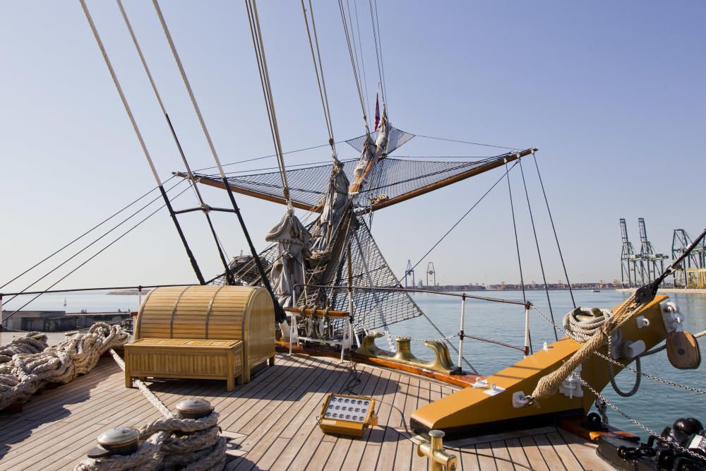 El buque italiano Amerigo Vespucci visita Valencia