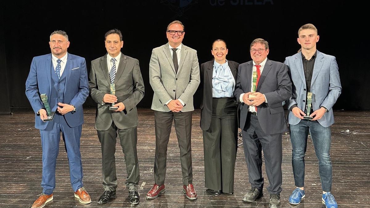 El alcalde de Silla, Vicente Zaragozá, posa con los premiados con el Porrot d´'Honor 2023