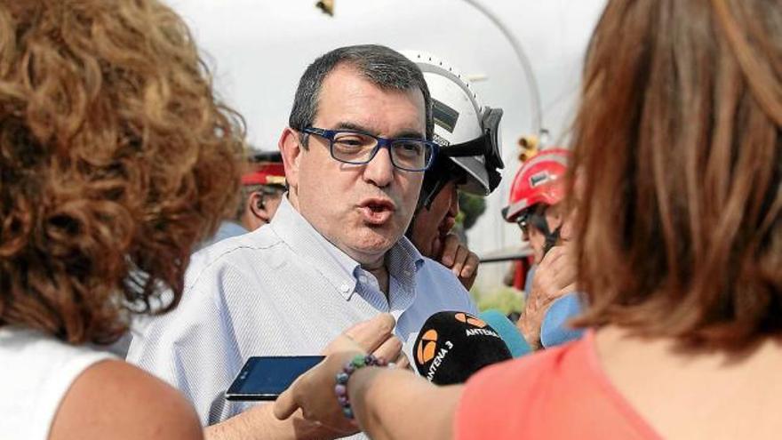 El conseller Jordi Jané fent declaracions als mitjans en el centre d&#039;operacions muntat a causa de l&#039;incendi