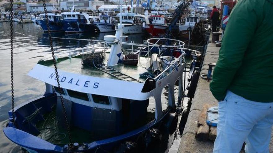 El bateeiro hundido en Bueu vuelve a flotar