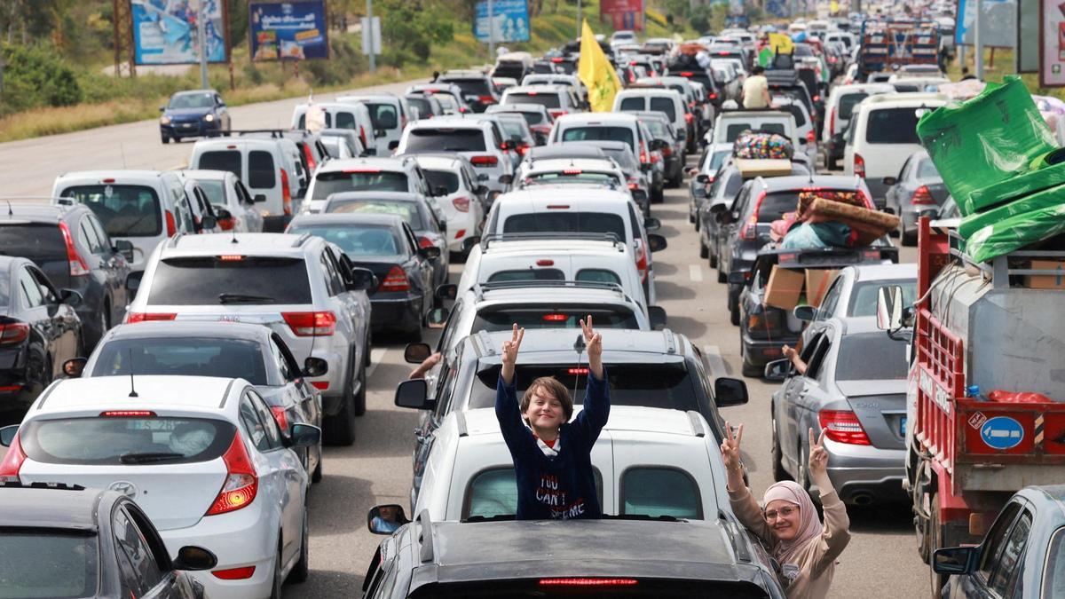 Los libaneses retornan en masa a sus hogares devastados en el sur del país tras el inicio del alto el fuego: "Regresamos gracias a la sangre de los milicianos de Hezbolá"