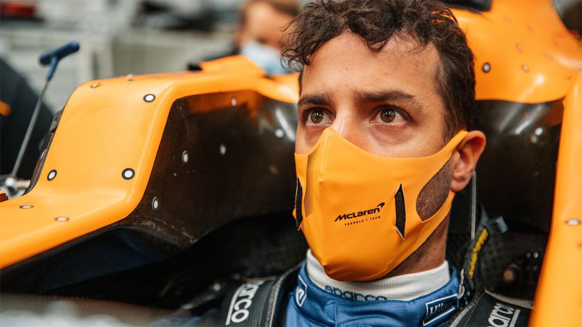 Daniel Ricciardo y Lando Norris ruedan con el MCL35M en Silverstone