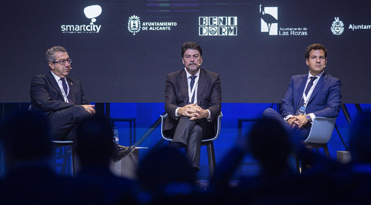 Los tres alcaldes, durante un instante del debate celebrado en la plaza de toros de Alicante