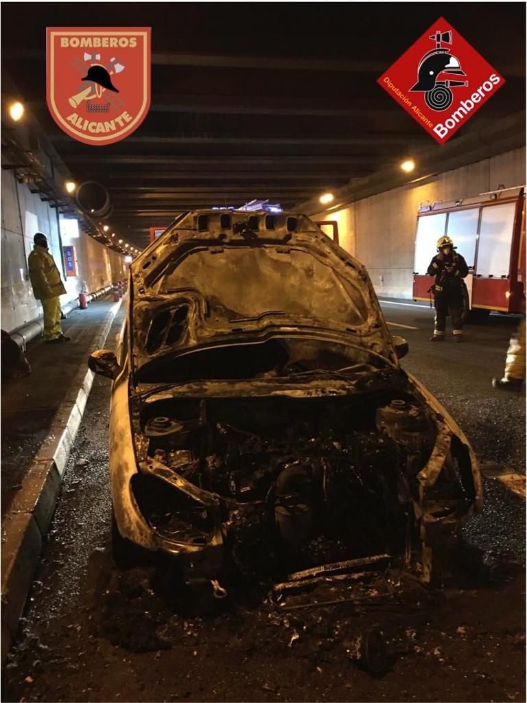 Galería: El incendio de un vehículo en el túnel de Sant Joan causa retenciones kilométricas