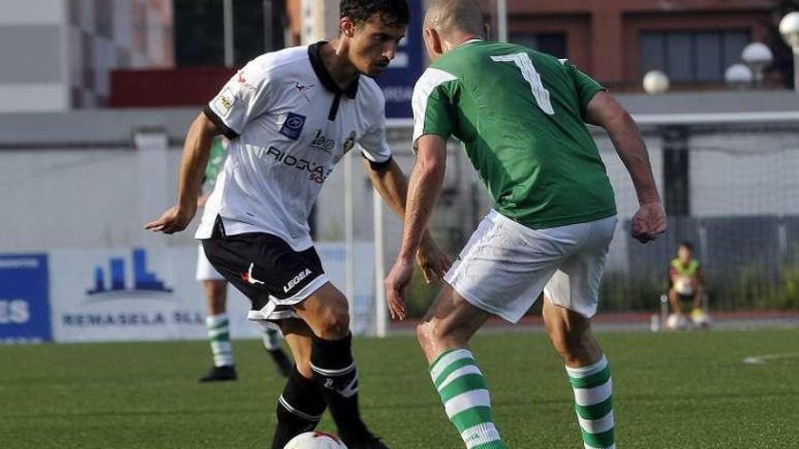 Una jugada del partido de ida entre el Caudal y el Llanes.