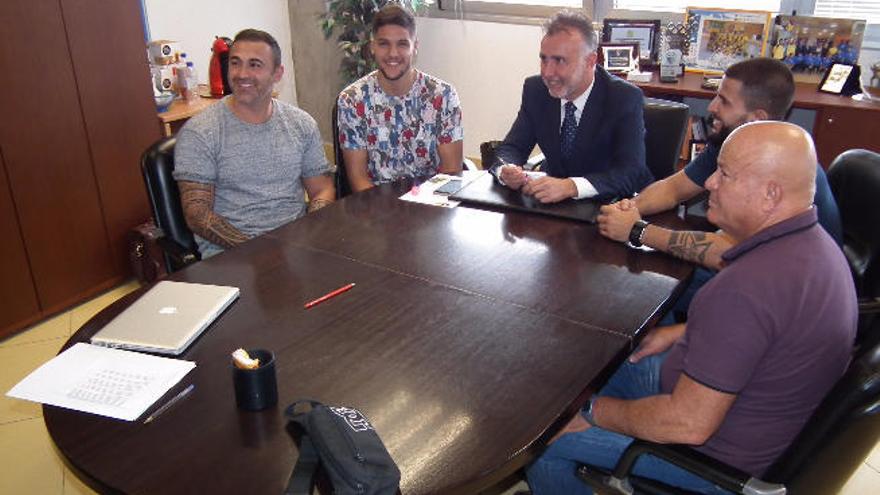 Reunión que tuvo lugar ayer entre la Consejería de Deportes, el Formento Team y Maravilla Box.