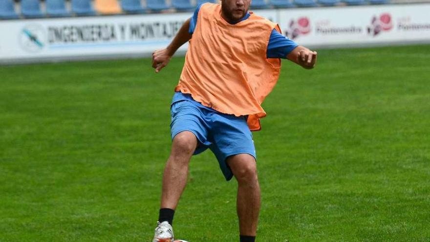 Alberto Campillo durante un entrenamiento con el Pontevedra en Pasarón. // Rafa Vázquez