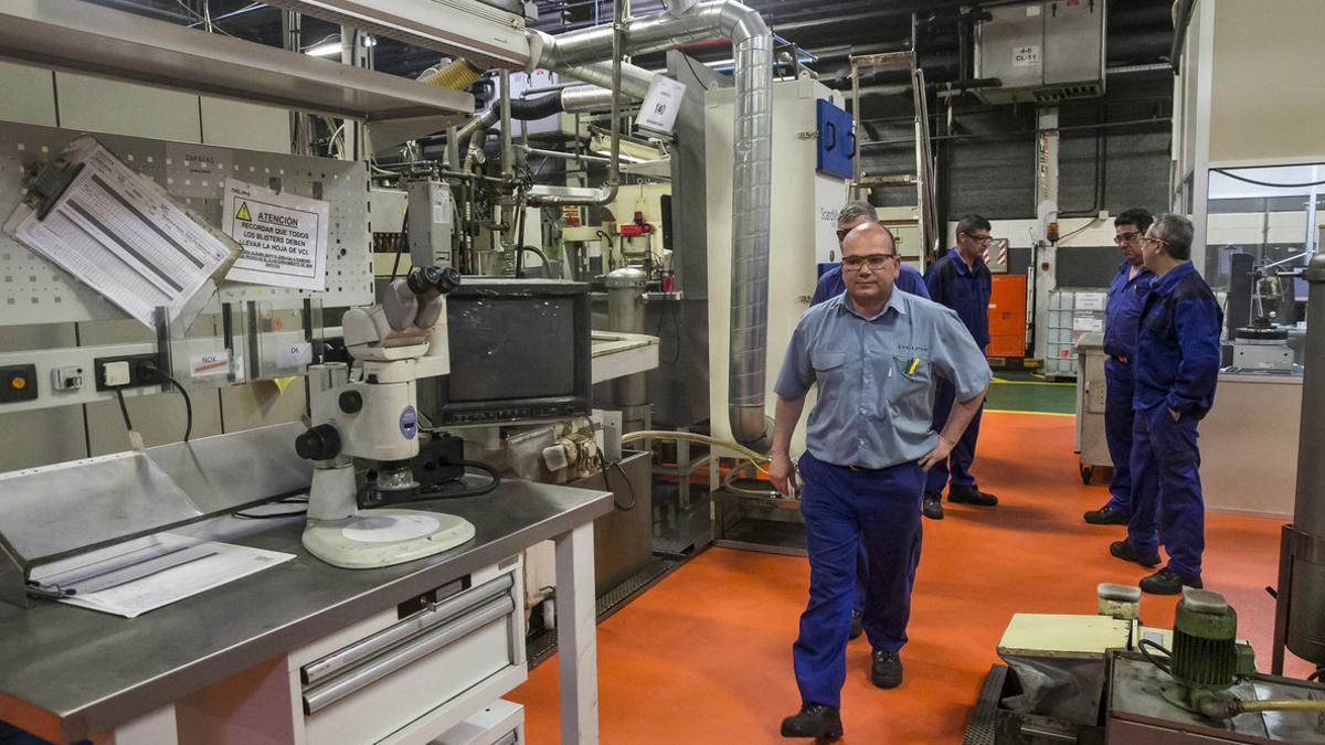 Trabajadores en la planta de de la fábrica Delphi de Sant Cugat.