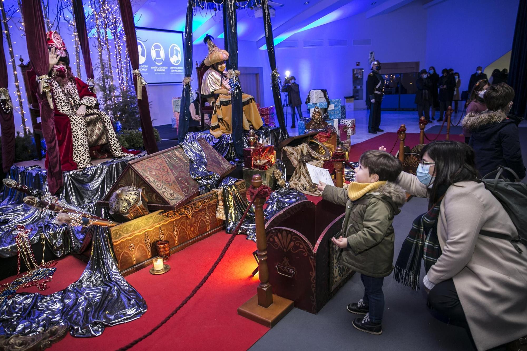 Los Reyes Magos visitan a los niños de Oviedo