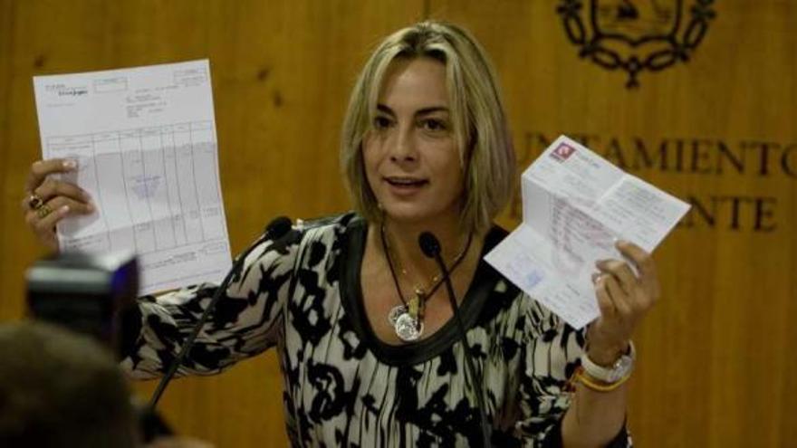 La alcaldesa de Alicante, Sonia Castedo, en la rueda de prensa de octubre de 2010 en la que presentó las facturas de sus viajes.