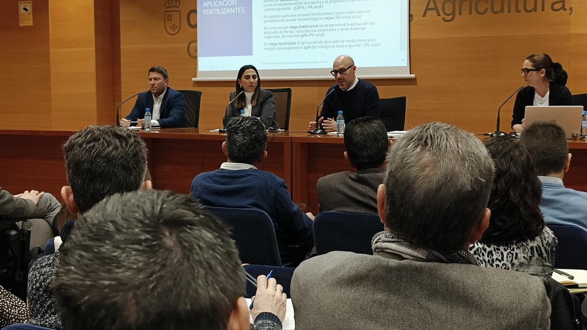 La consejera de Agricultura, Sara Rubira, en la reunión con los representantes agrarios.