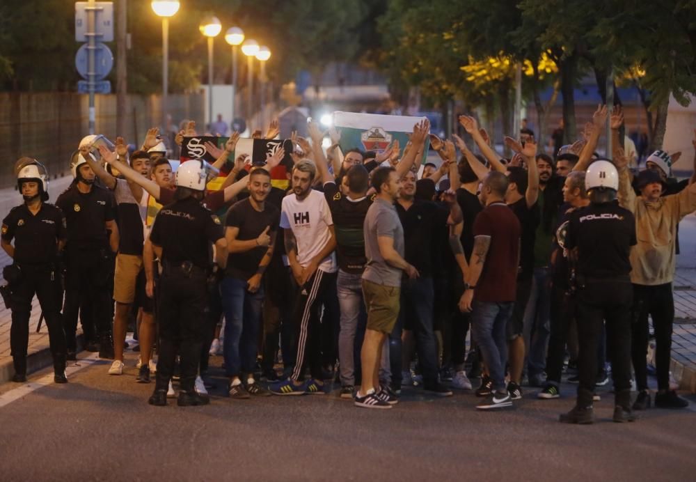 Los aficionados de ambos equipos, a su llegada al estadio