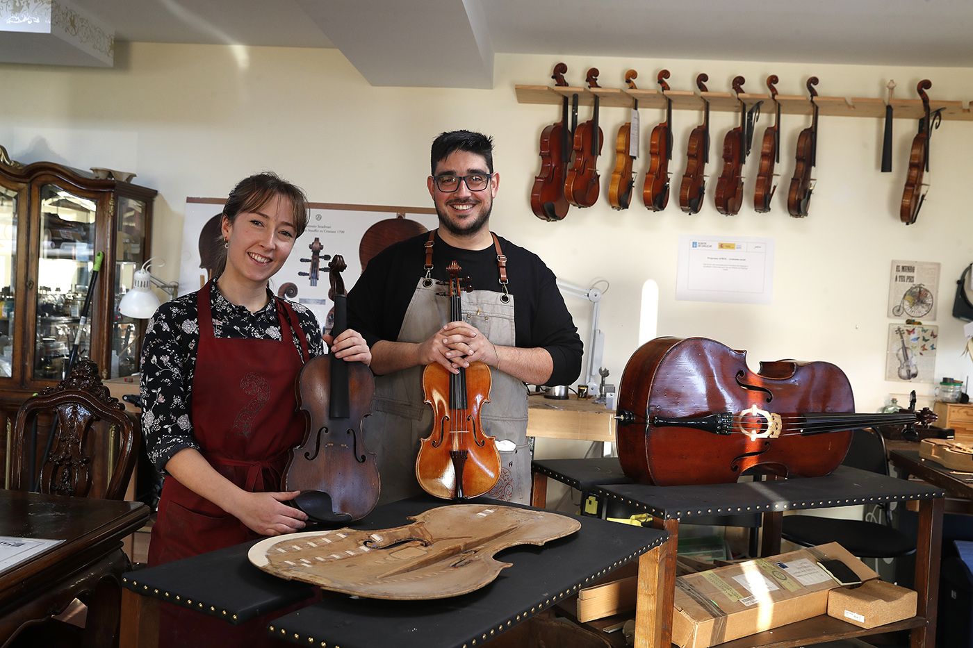 Anxo Cabreira y Lena Zum Egen en su taller de luthería de violines, violonchelos y violas en Vigo. Ricardo Grobas.jpg