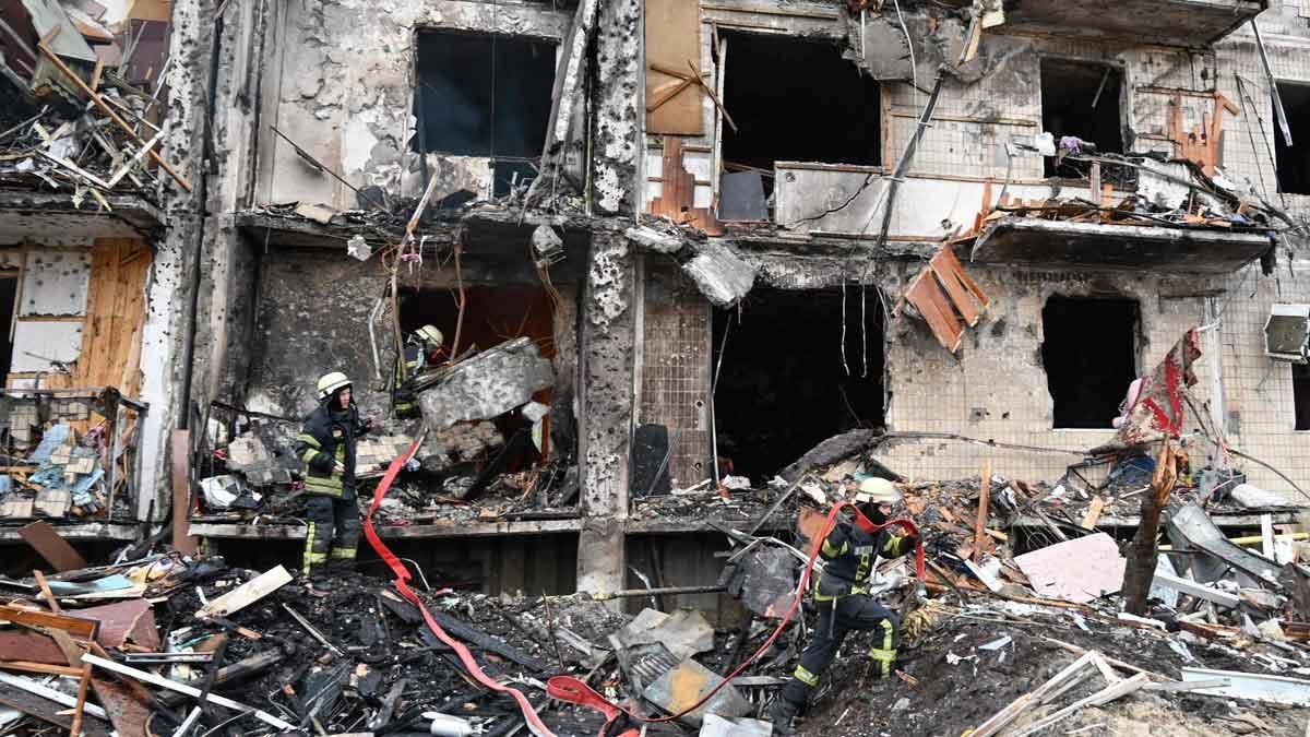 Bomberos trabajan en un edificio dañado por el ataque ruso a Kiev.
