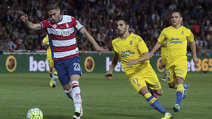 Rochina se prepara para el disparo en la acción del primer gol del Granada.