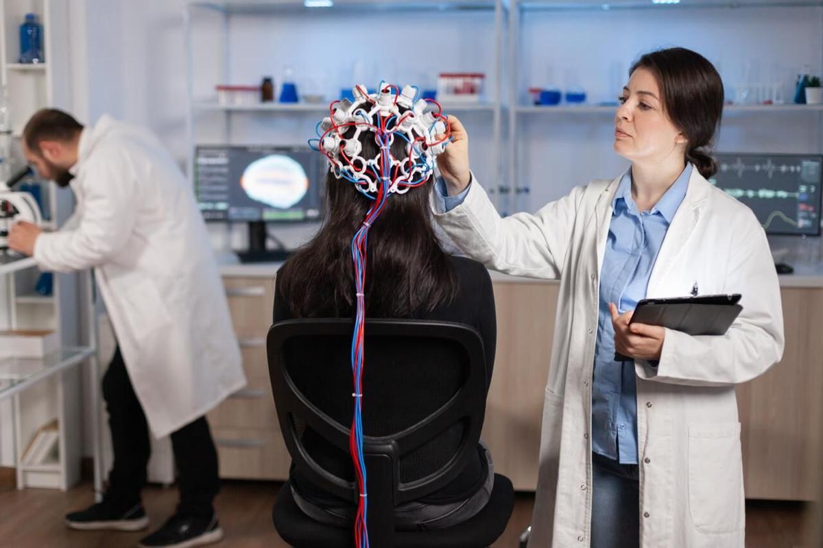 Sensores conectados al cerebro de una paciente, durante una sesión supervisada por médicos
