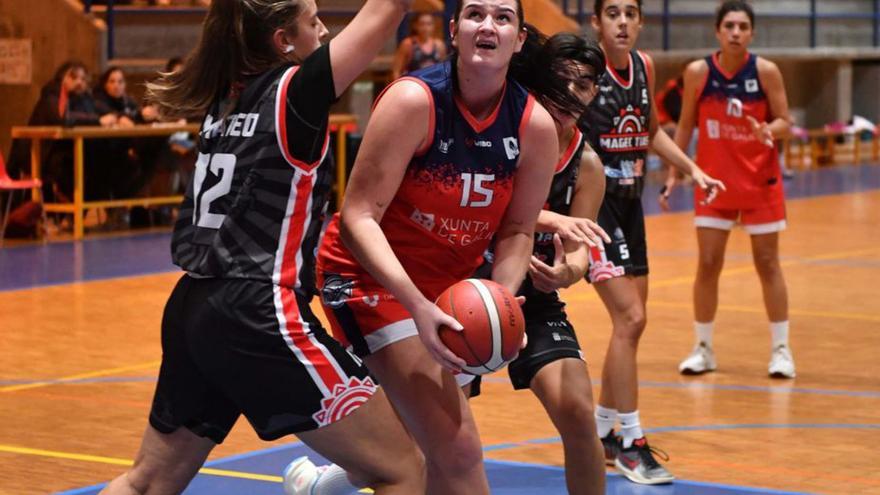 Marta Vulovic, de Maristas, con la pelota ante Magec Tías.