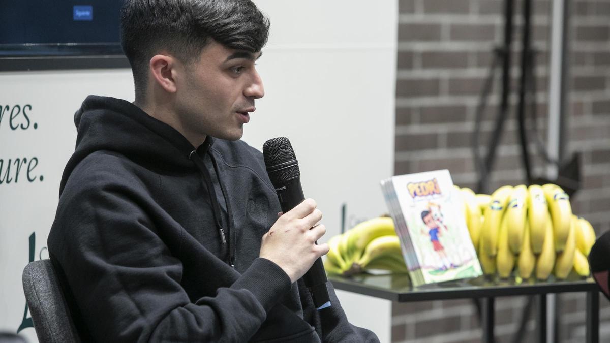 Pedri presenta un libro infantil sobre su historia con el fútbol