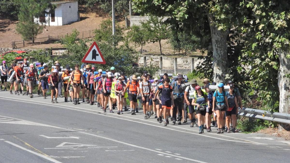 Un grupo de turistas espera para subir al Tren das Termas.   | // IÑAKI OSORIO