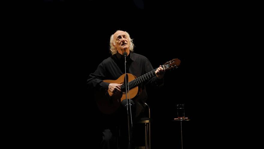 Amancio Prada dedica a &quot;los soñadores&quot; su concierto por la poesía en el Campoamor