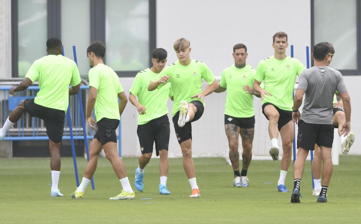 Jesús Rodríguez se ejercita con el primer equipo a las órdenes de Manuel Pellegrini