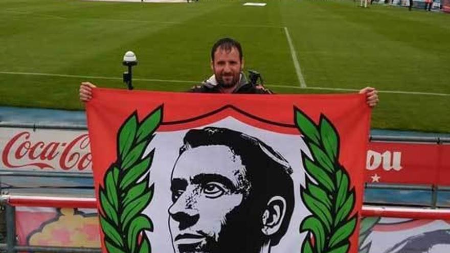 Roberto Narváez, &quot;Milinko&quot;, ayer, en el Coliseum Alfonso Pérez, con una pancarta de la peña La 1905.