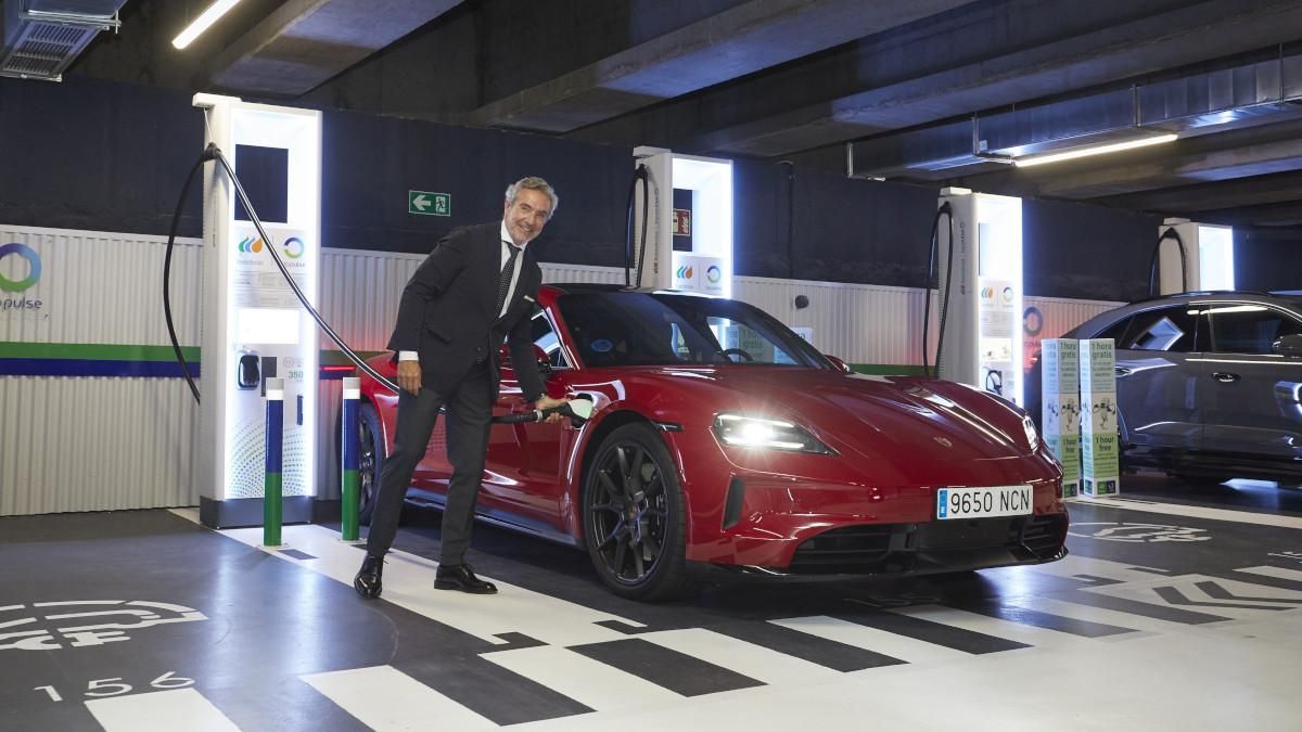 Tomás Villén, director general de Porsche Ibérica, en la Estación de carga de Nuevos Ministerios