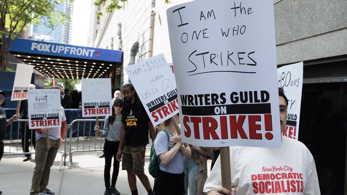 Imágenes de algunos de los guionistas en huelga, manifestándose públicamente.