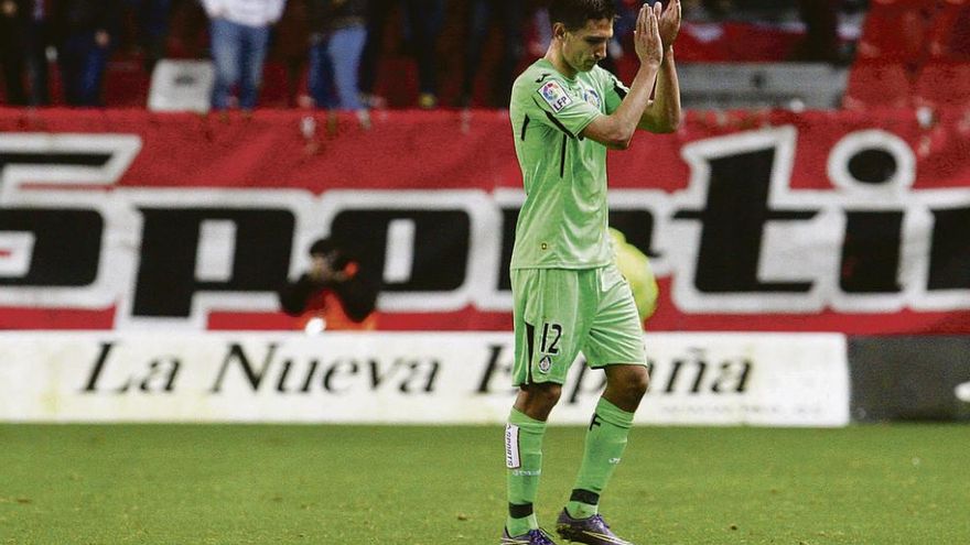 Scepovic aplaude al público de El Molinón durante la visita del Getafe al municipal gijonés esta temporada.