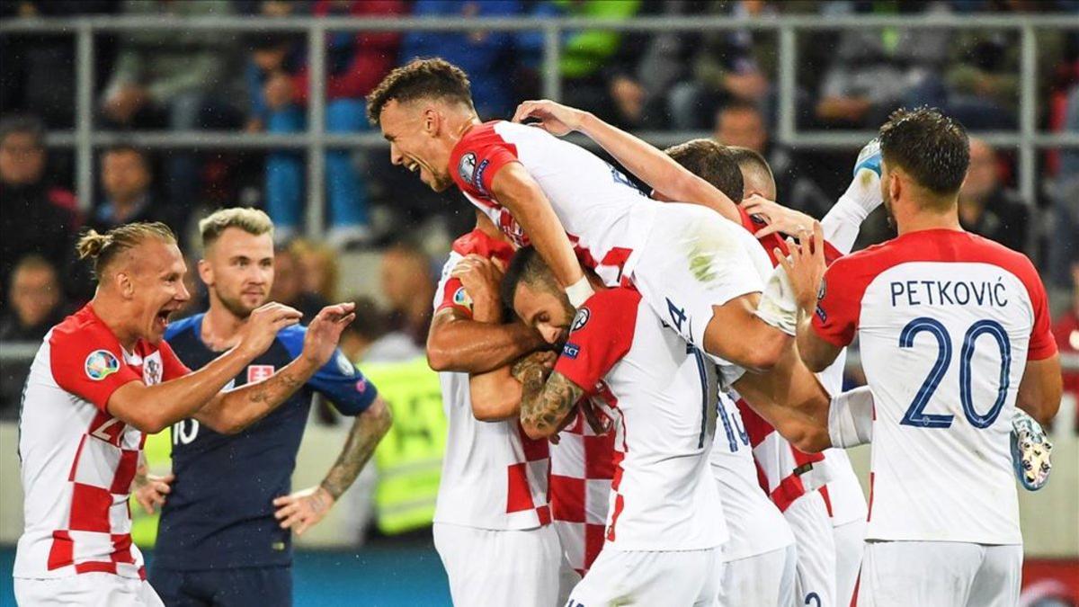 La selección croata celebra el tanto de Perisic