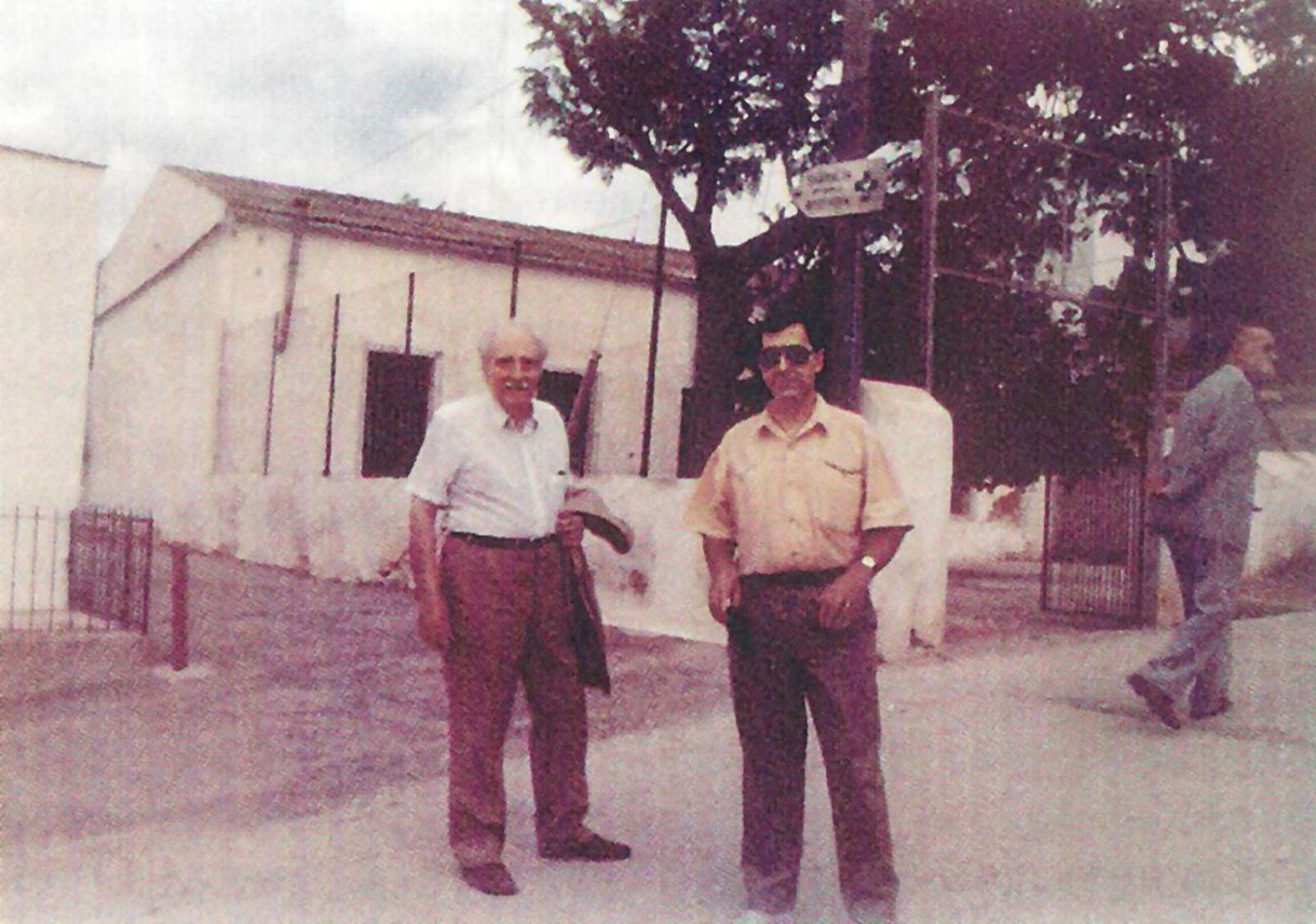 Marià Villangómez l&#039;octubre de 1990 davant l&#039;escola de Sant Miquel de Balansat, que regentà entre 1946 i 1959.