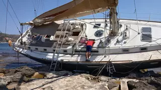 Xàbia extrae los 300 litros de gasóleo del gran velero encallado tras no hacerlo el dueño