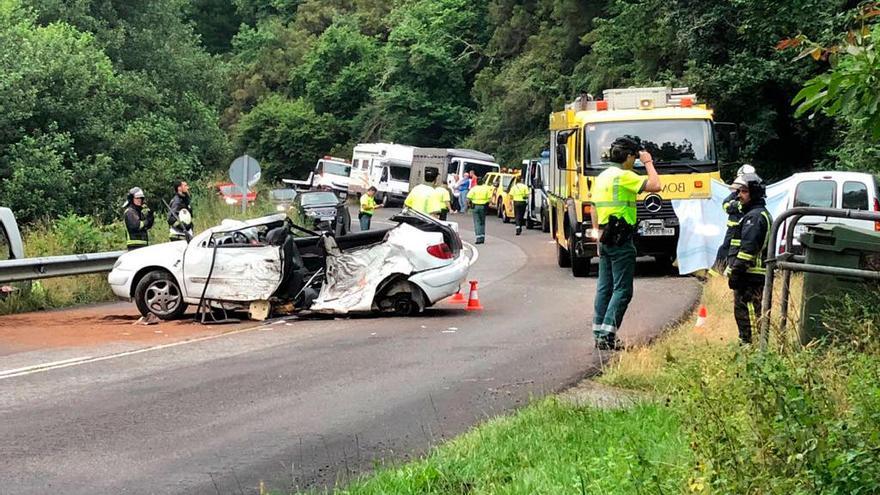 Mueren dos jóvenes en una colisión de camino al Carmen de Cangas del Narcea