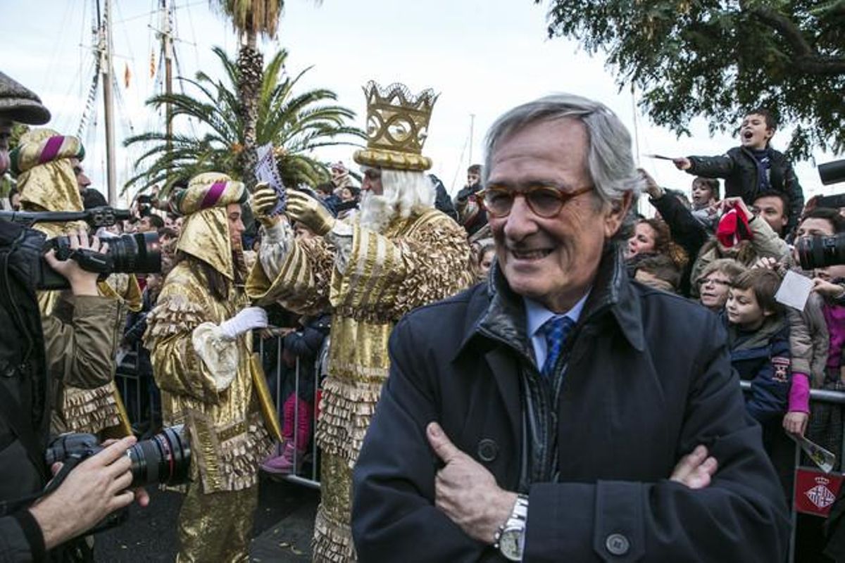 L’alcalde de Barcelona Xavier Trias amb els Reis Mags a l’arribar a Barcelona.
