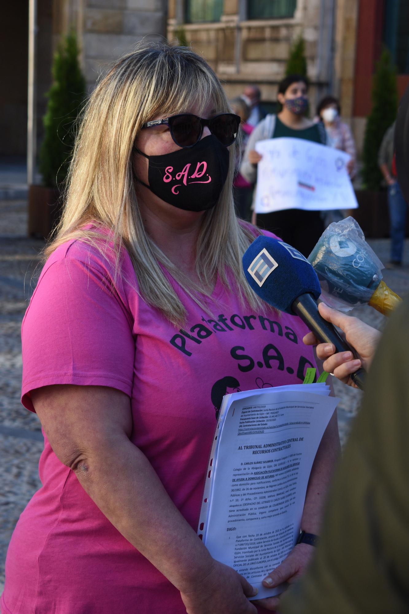 Manifestación de trabajadoras de ayuda a domicilio en Gijón