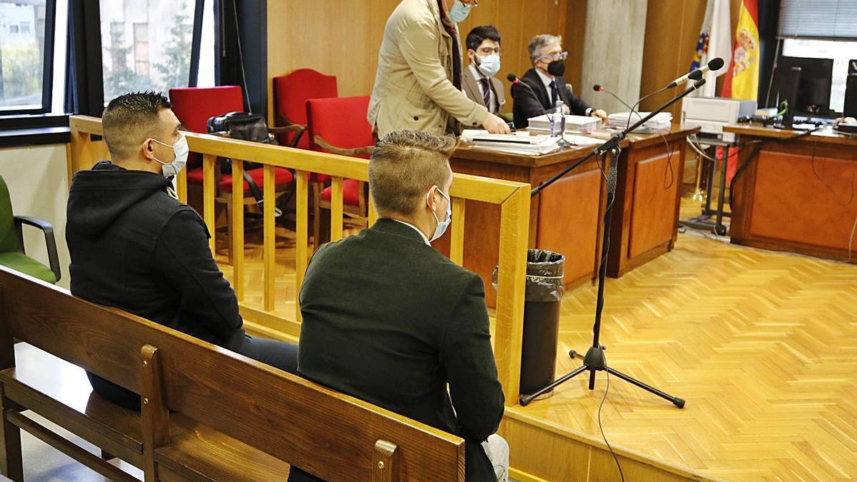 Los dos hermanos acusados, ayer en el banquillo del Juzgado de lo Penal 2 de Vigo. |   // A. VILLAR