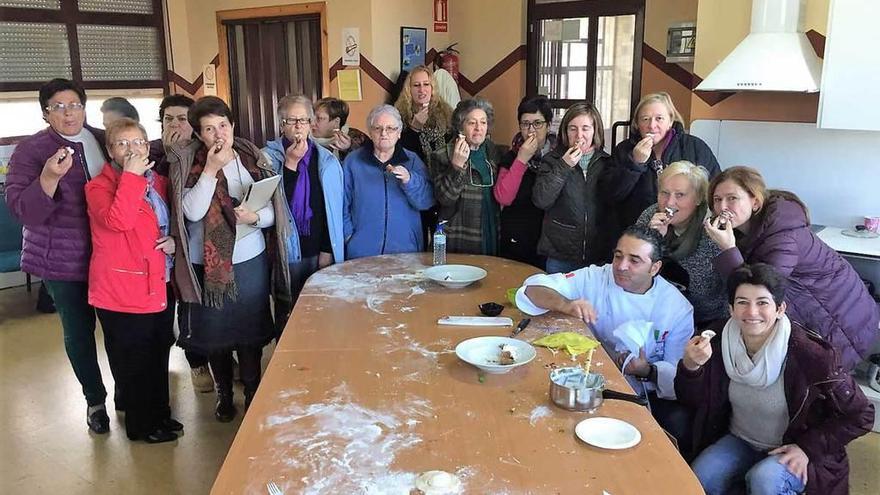 Los asistentes degustan una elaboración realizada con la ayuda del chef italiano Giuseppe d&#039;Urso.