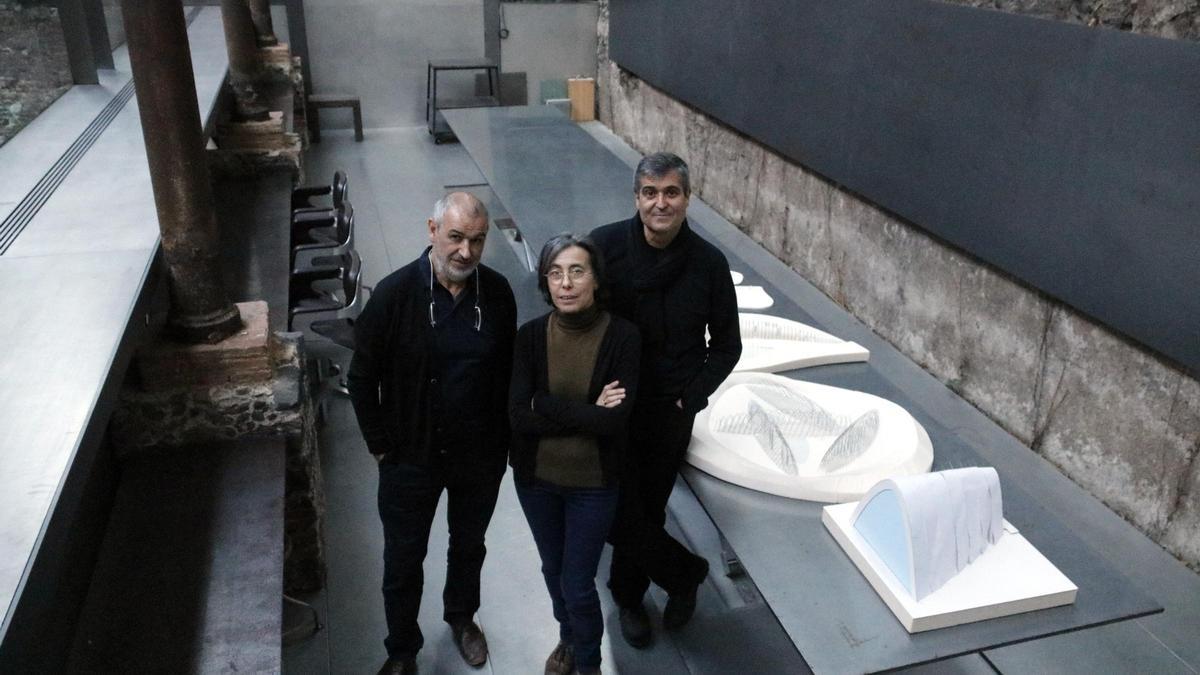 Els tres artífex d'RCR Arquitectes, Rafael Aranda, Carme Pigem i Ramon Vilalta, a les seves oficines d'Olot després que es fes públic que han guanyat el premi Pritzker, l'1 de març del 2017