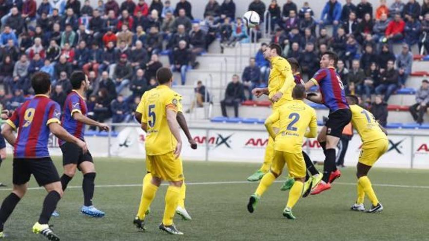 La defensa del Olot puso difícil el triunfo eldense.