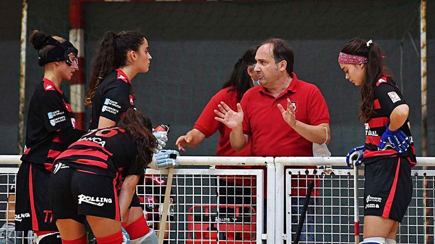 Martínez da indicaciones a las jugadoras del Borbolla. |  // VÍCTOR ECHAVE