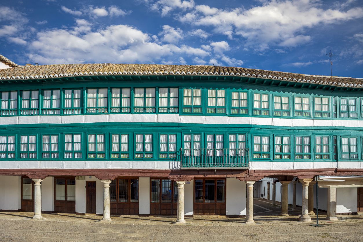 La Plaza Mayor de Almagro se caracteriza por sus bonitas cristaleras verdes