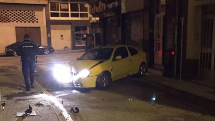 Un coche se empotra al amanecer contra un escaparate en A Estrada