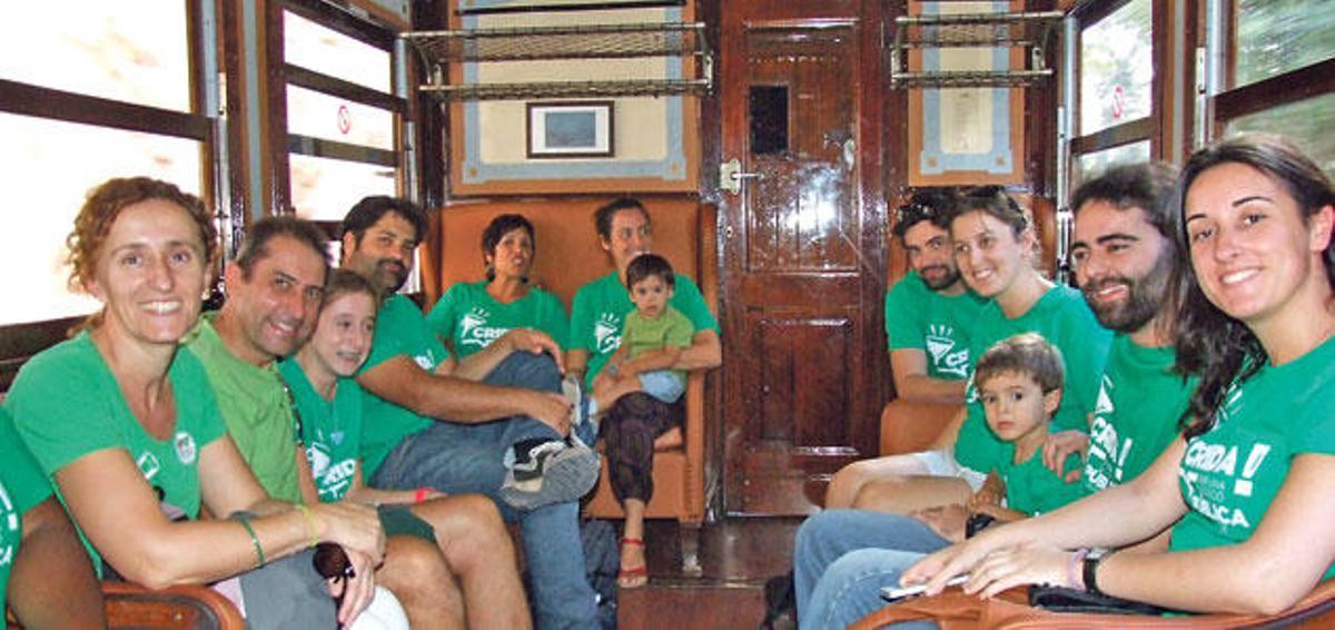 Pau Debon, de Antònia Font, saludando desde la ventanilla del tren a otros manifestantes.