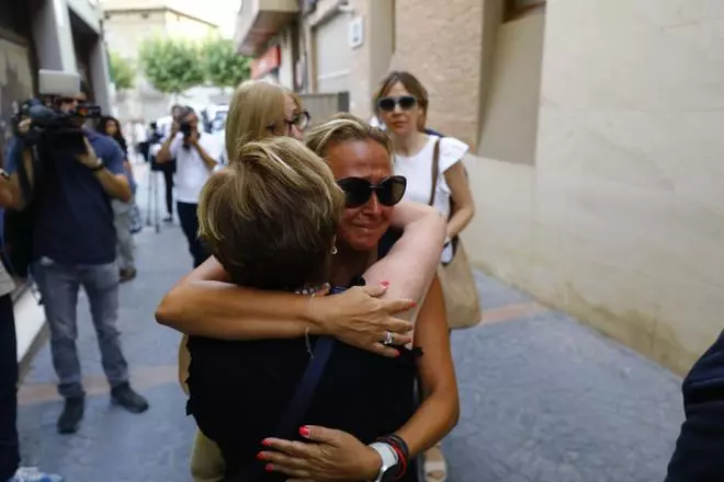 Fotogalería | Familiares, amigos y personalidades políticas, en el tanatorio para despedir a Javier Lambán