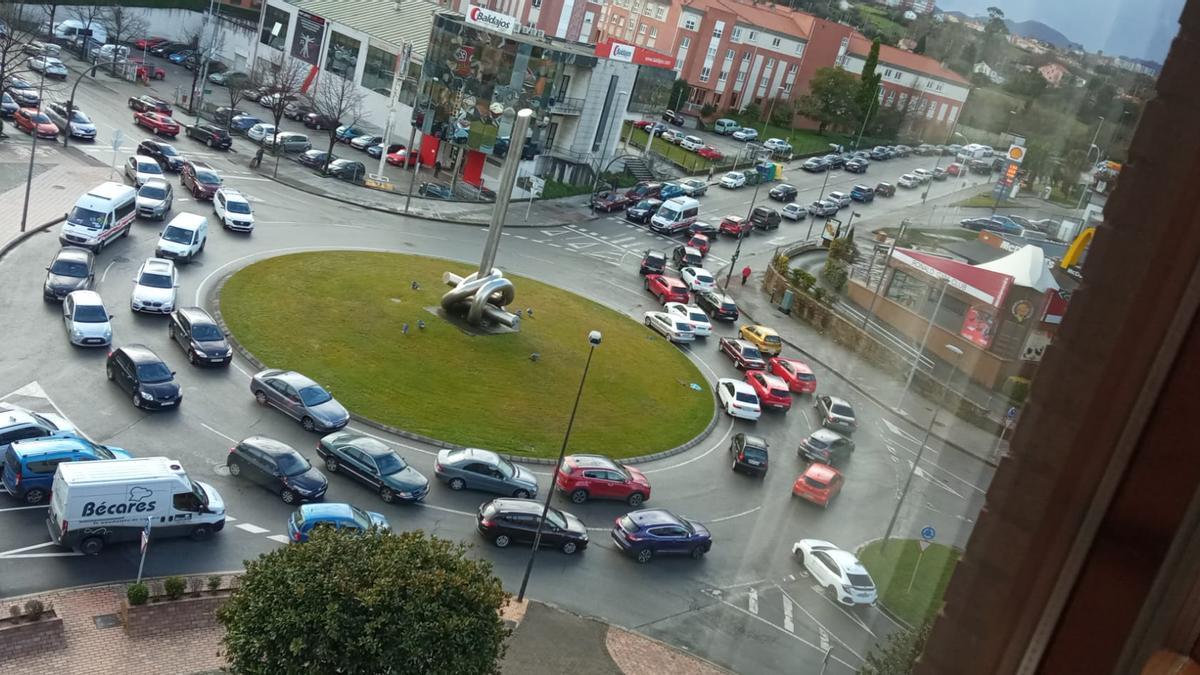 Tráfico en la glorieta de la calle Fuero con la avenida San Agustín, y de acceso al hospital, en una imagen de archivo.