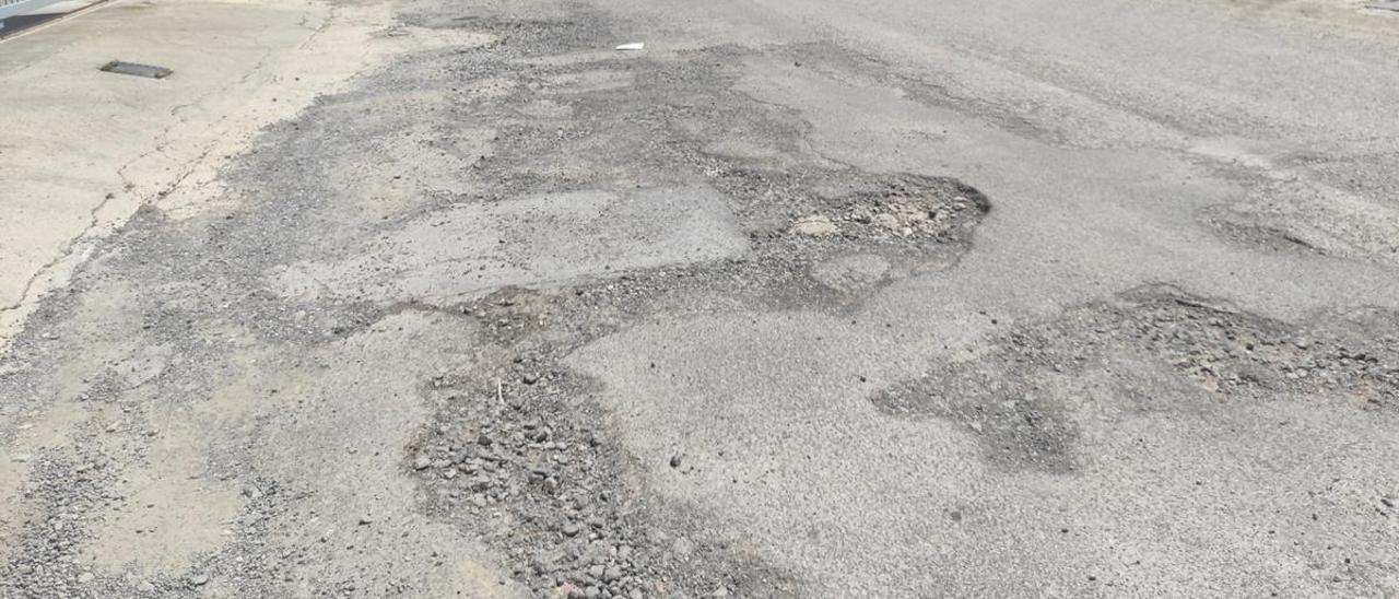 El mal estado del pavimento es fruto del paso del tiempo y por el tráfico de vehículos de gran tonelaje en esta zona.