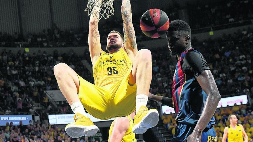 Fran Guerra se cuelga del aro ante Fall en el reciente Iberostar-Baskonia.