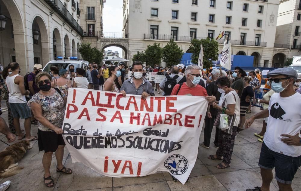 Vecinos de la Zona Norte piden la dimisión de Julia Lllopis.