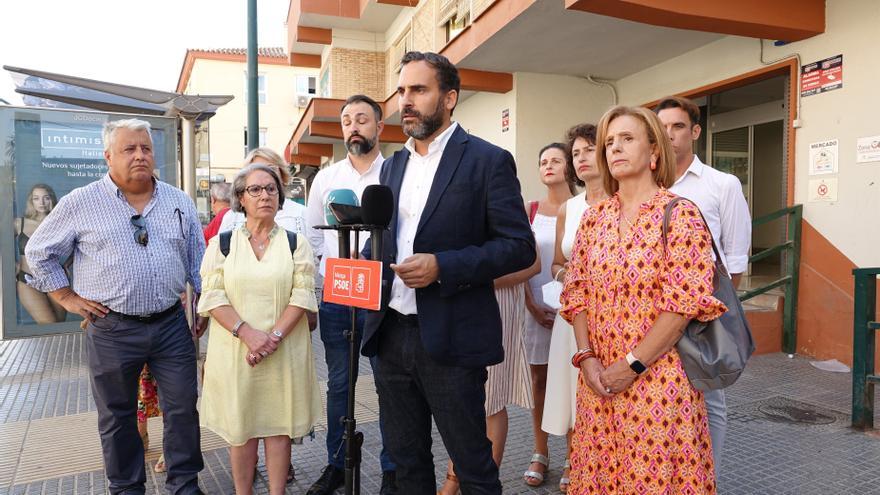 Miembros del grupo municipal socialista en el mercado de Huelin.